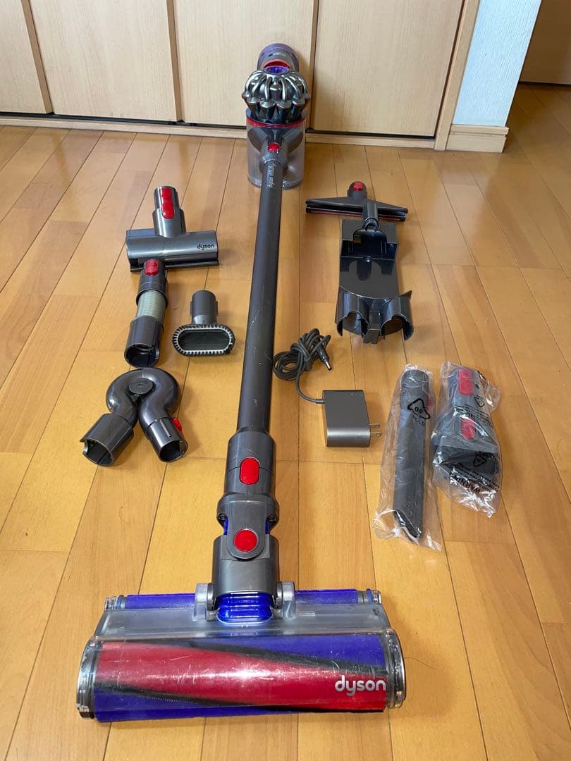 ダイソンV8 SV10K コードレスクリーナー掃除機1