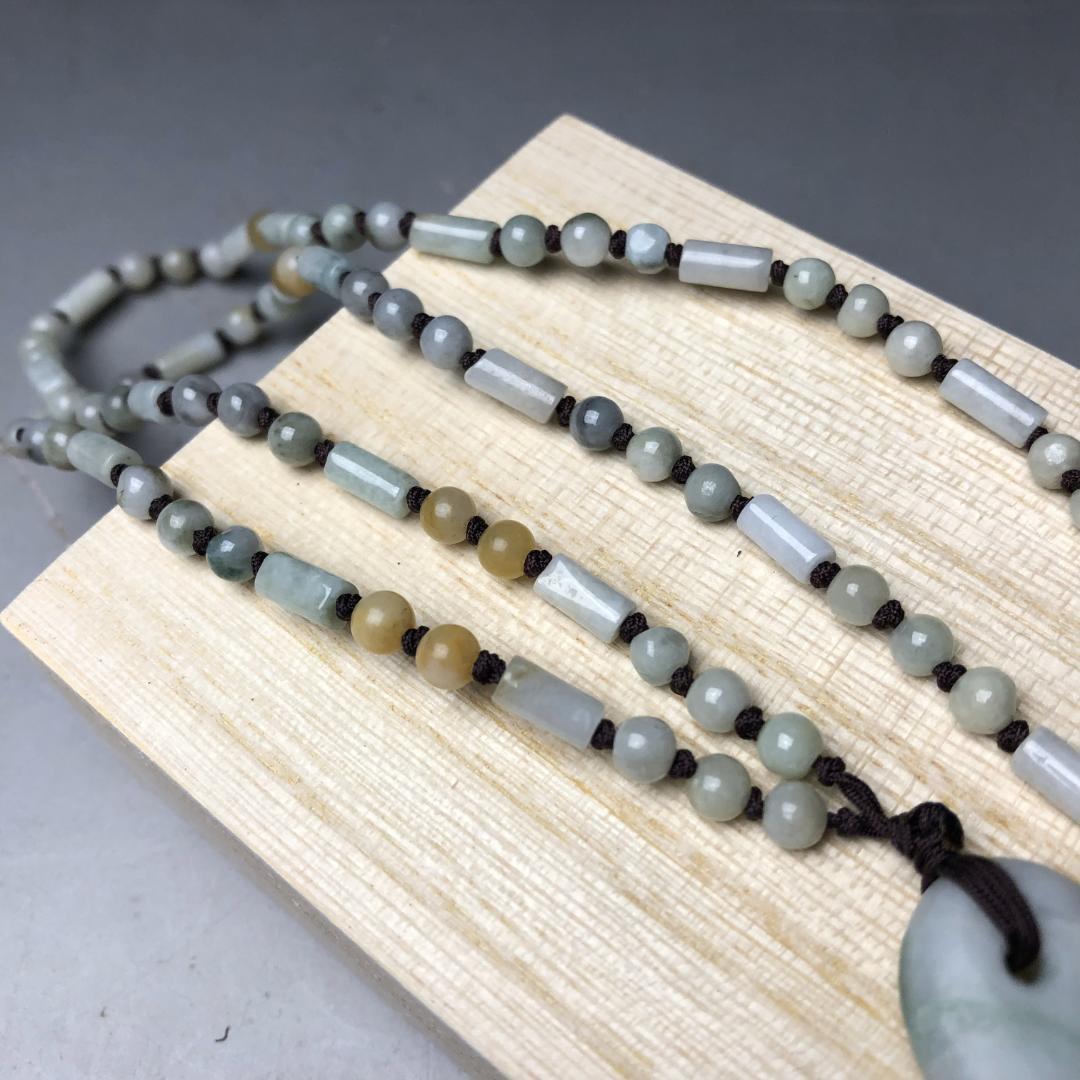 勾玉 翡翠　ヒスイ　糸魚川　翡翠　ペンダント　共箱