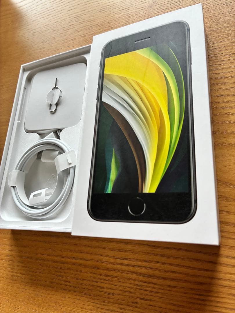 黒助　iPhoneSE (第二世代) ブラック　充電ケーブル