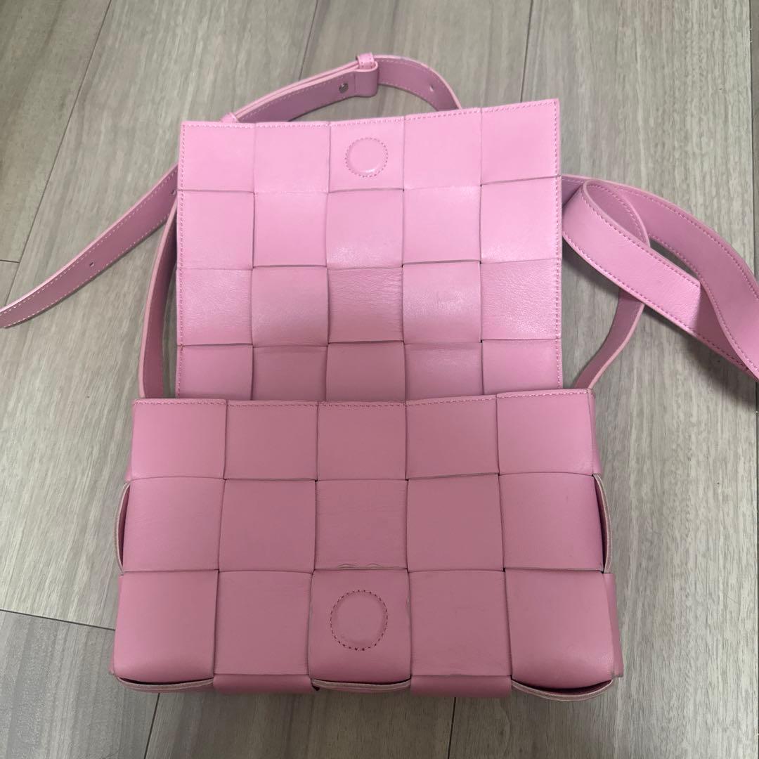 BOTTEGA VENETA ピンク ボディバッグ