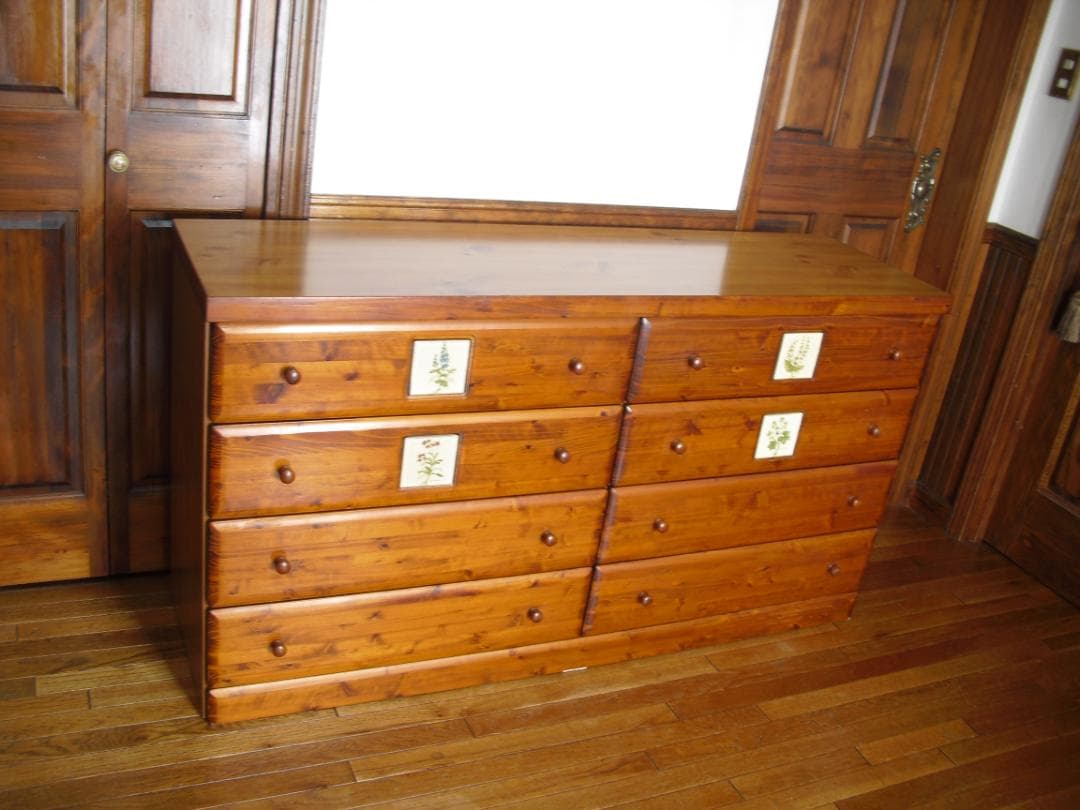 大型４段８杯チェスト☆綺麗な杢目・クラシカルな花タイル貼☆サイドボード・テレビ台