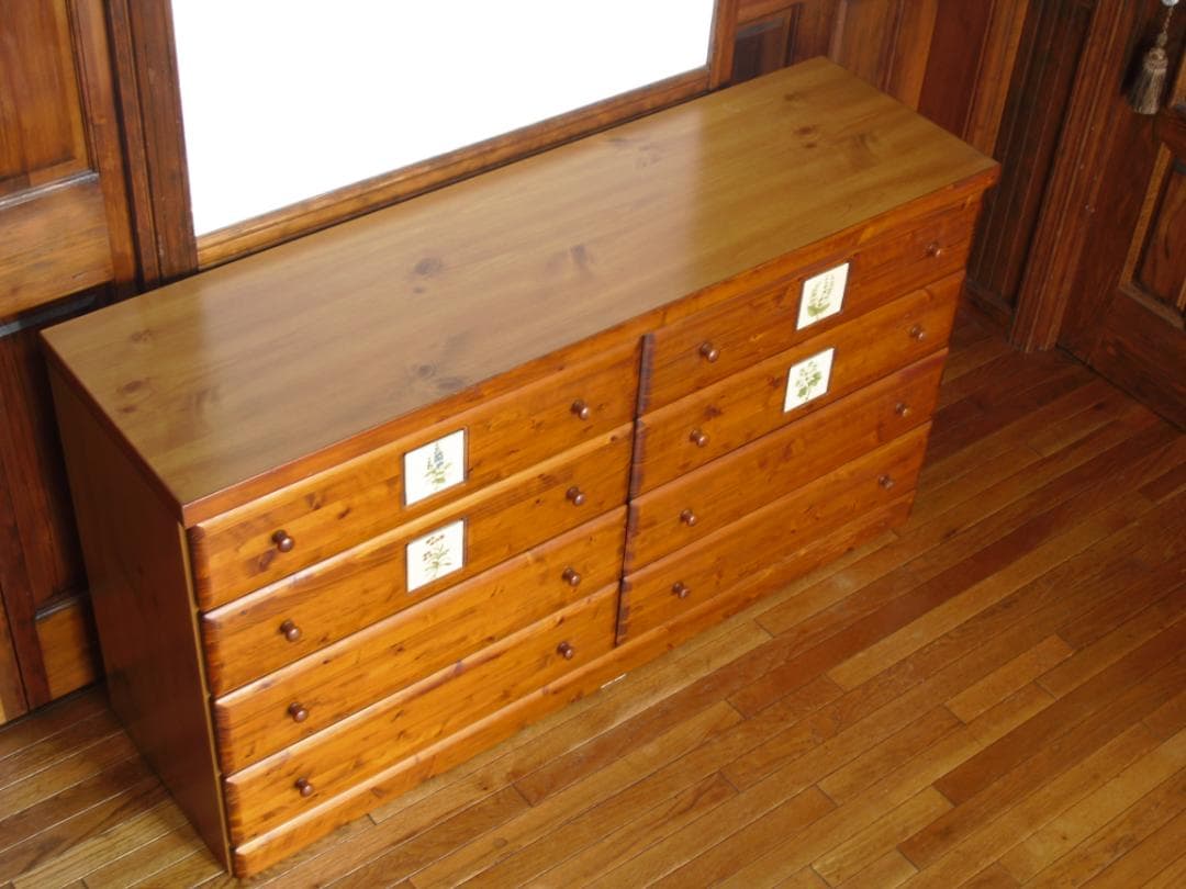 大型４段８杯チェスト☆綺麗な杢目・クラシカルな花タイル貼☆サイドボード・テレビ台