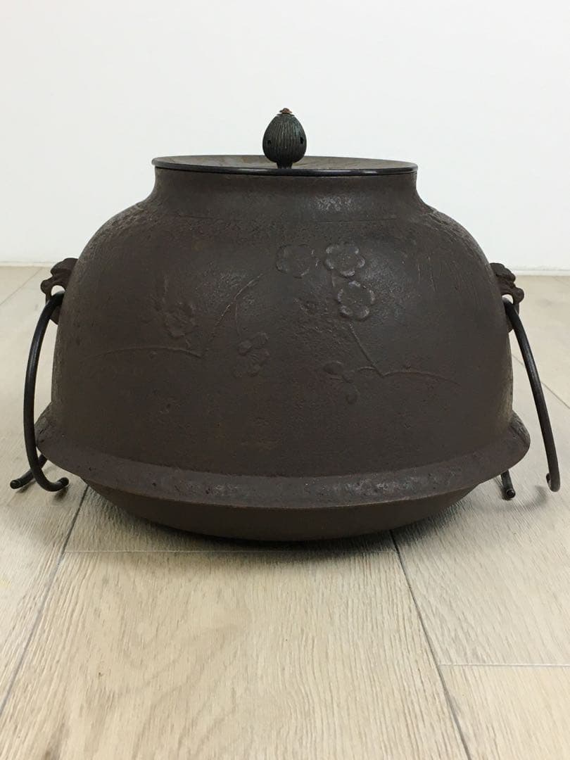 s295釜師 畠春斎 笹梅文 真形釜・茶釜 共箱 茶道具