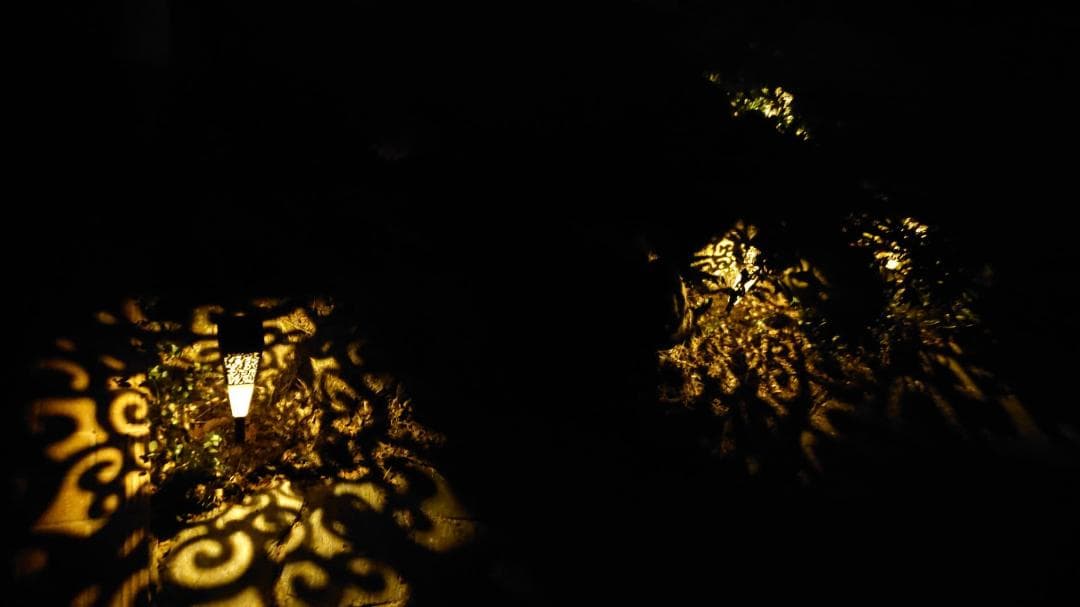 ソーラーライト 防塵 特別な柄模様 ガーデンライト フェンス