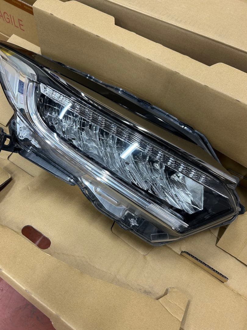 ヴェゼルハイブリッド　左右ヘッドライトセット