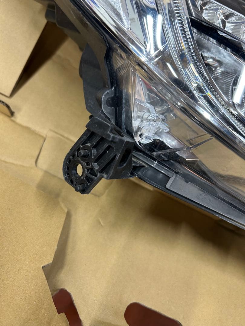 ヴェゼルハイブリッド　左右ヘッドライトセット