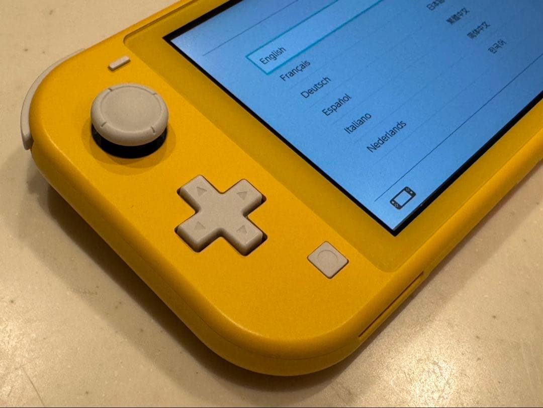 【ほぼ未使用】Switch Lite イエロー 本体・箱・充電器付き