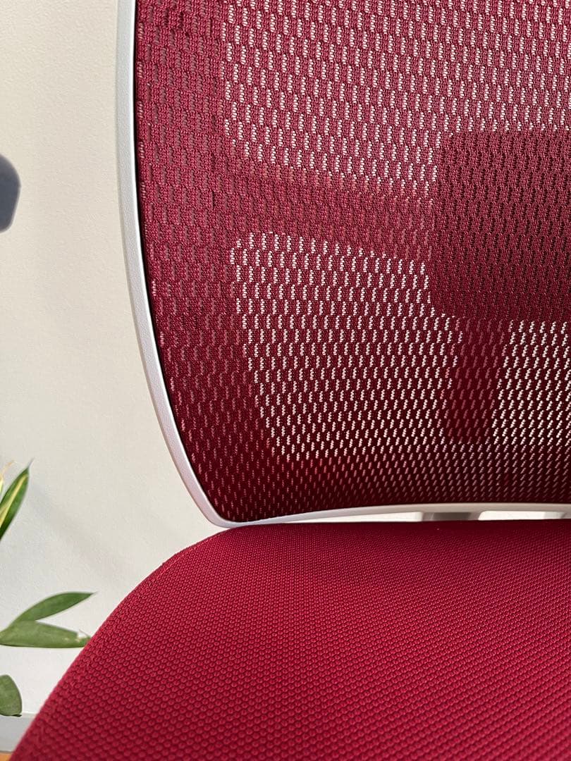 ◆未使用品◆ PLUS BJ チェア　レッド　高機能メッシュチェア　モダン