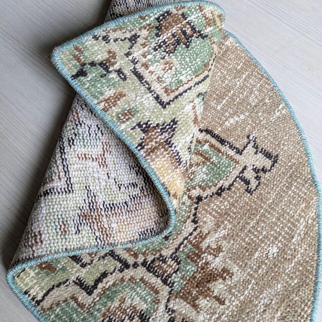 45×75 ベージュ×パステルグリーン　ハーフラウンドトルコヴィンテージラグ