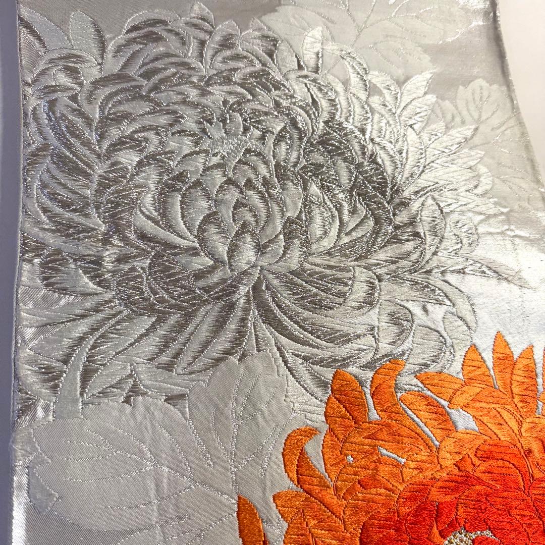 5k3120 袋帯　絹　唐織　乱菊　銀色　白　橙色　花柄　和装　着物