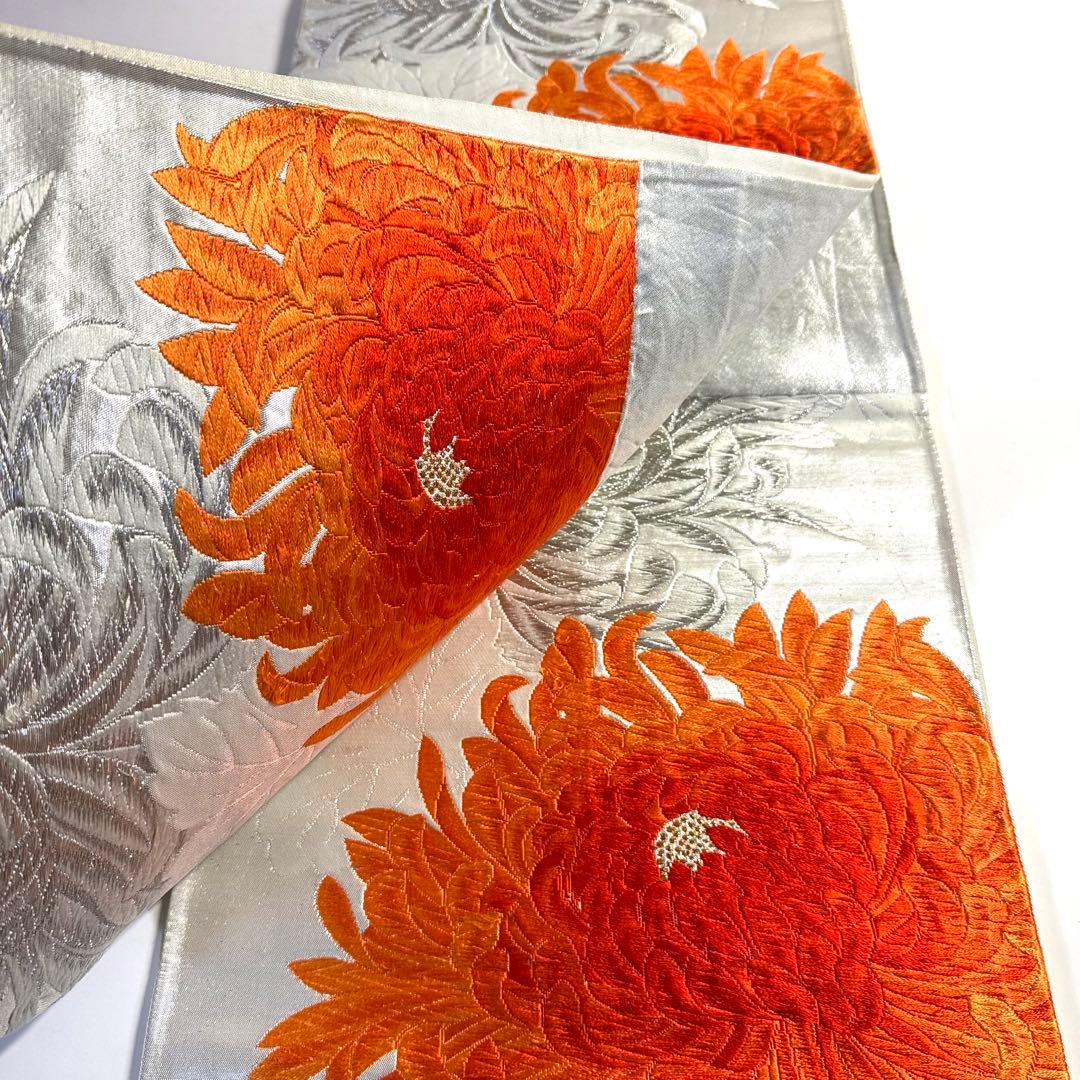5k3120 袋帯　絹　唐織　乱菊　銀色　白　橙色　花柄　和装　着物