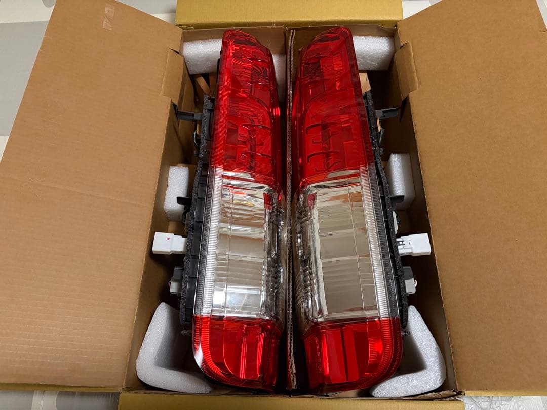 【美品】7型ハイエース新車外し　純正テールランプ