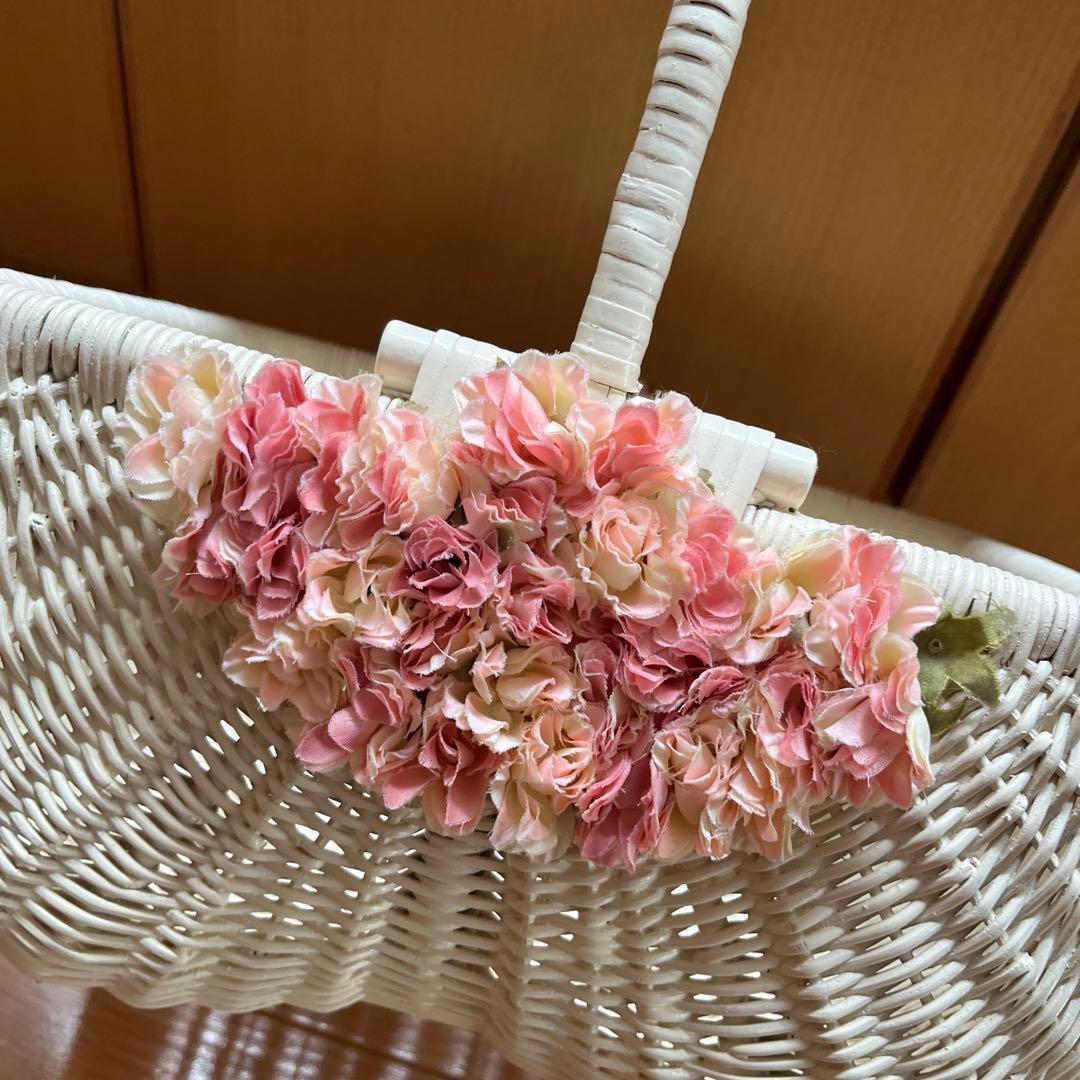 花飾り付きバスケット　白　ホワイト　 小物入れ　ラタン　収納 カゴ