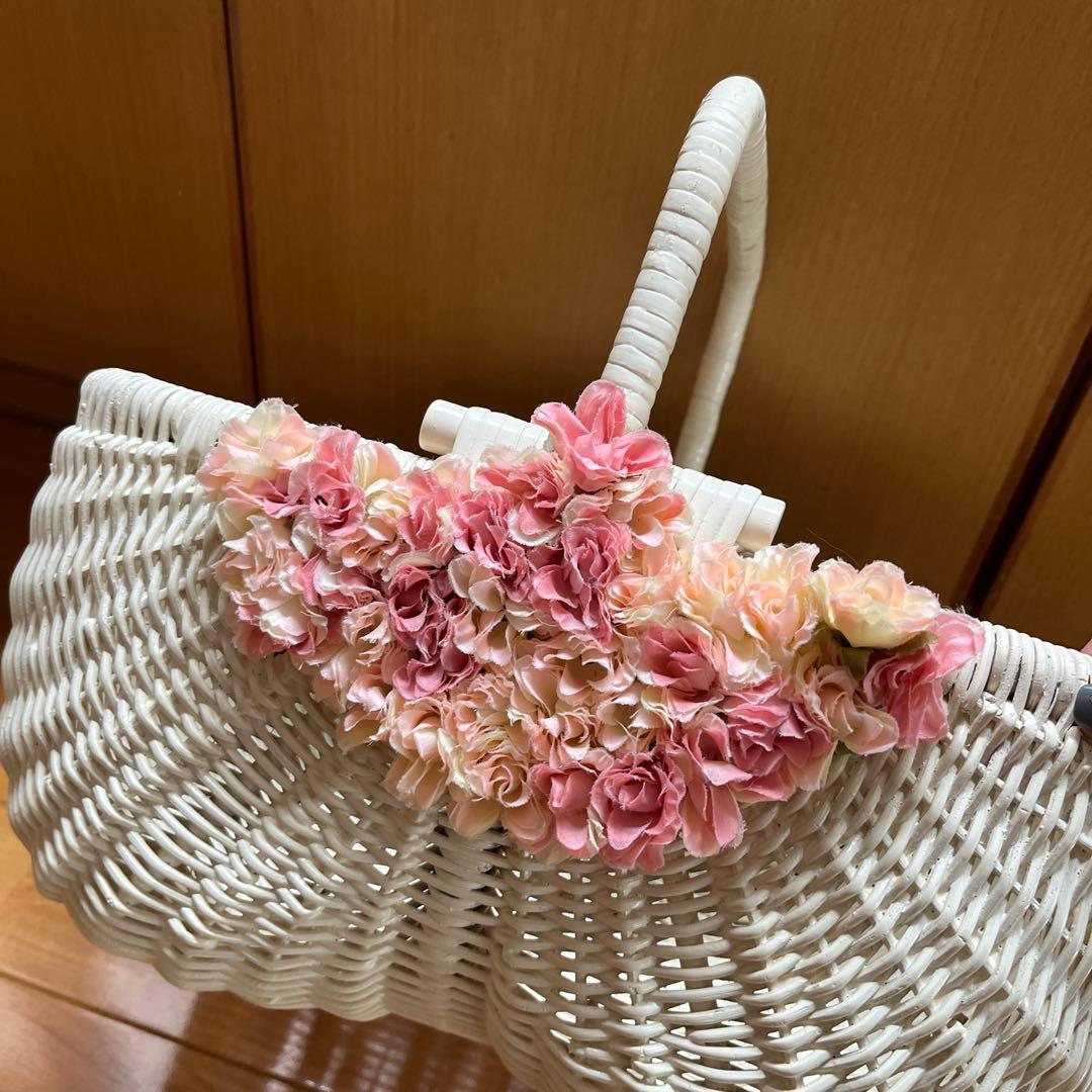 花飾り付きバスケット　白　ホワイト　 小物入れ　ラタン　収納 カゴ