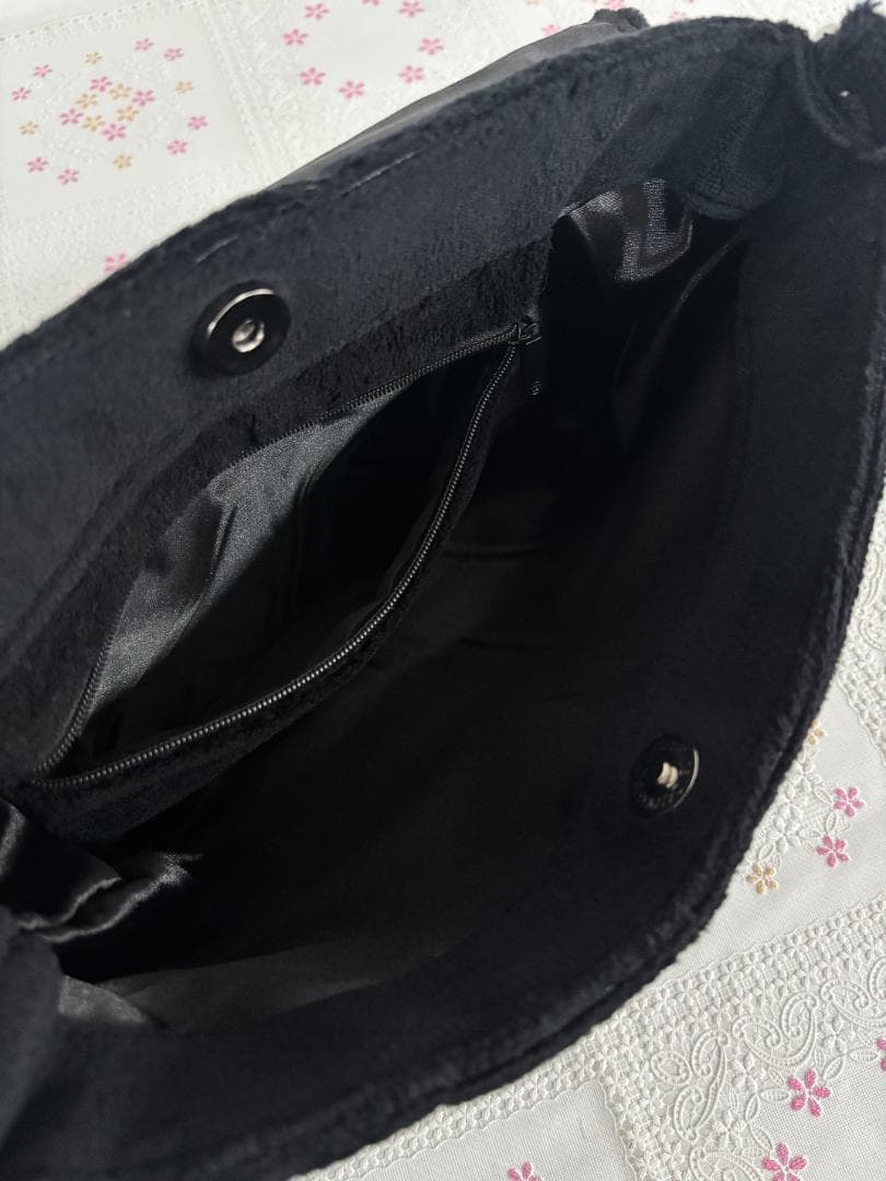 ブラック ショルダーバッグ　パイル生地 メッセンジャーバッグ