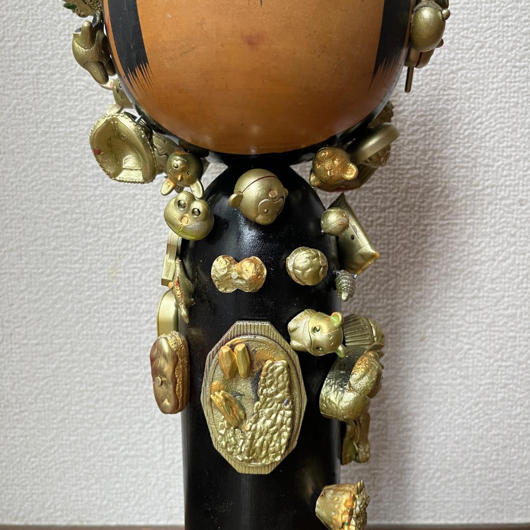 ゴールドの都会のこけし