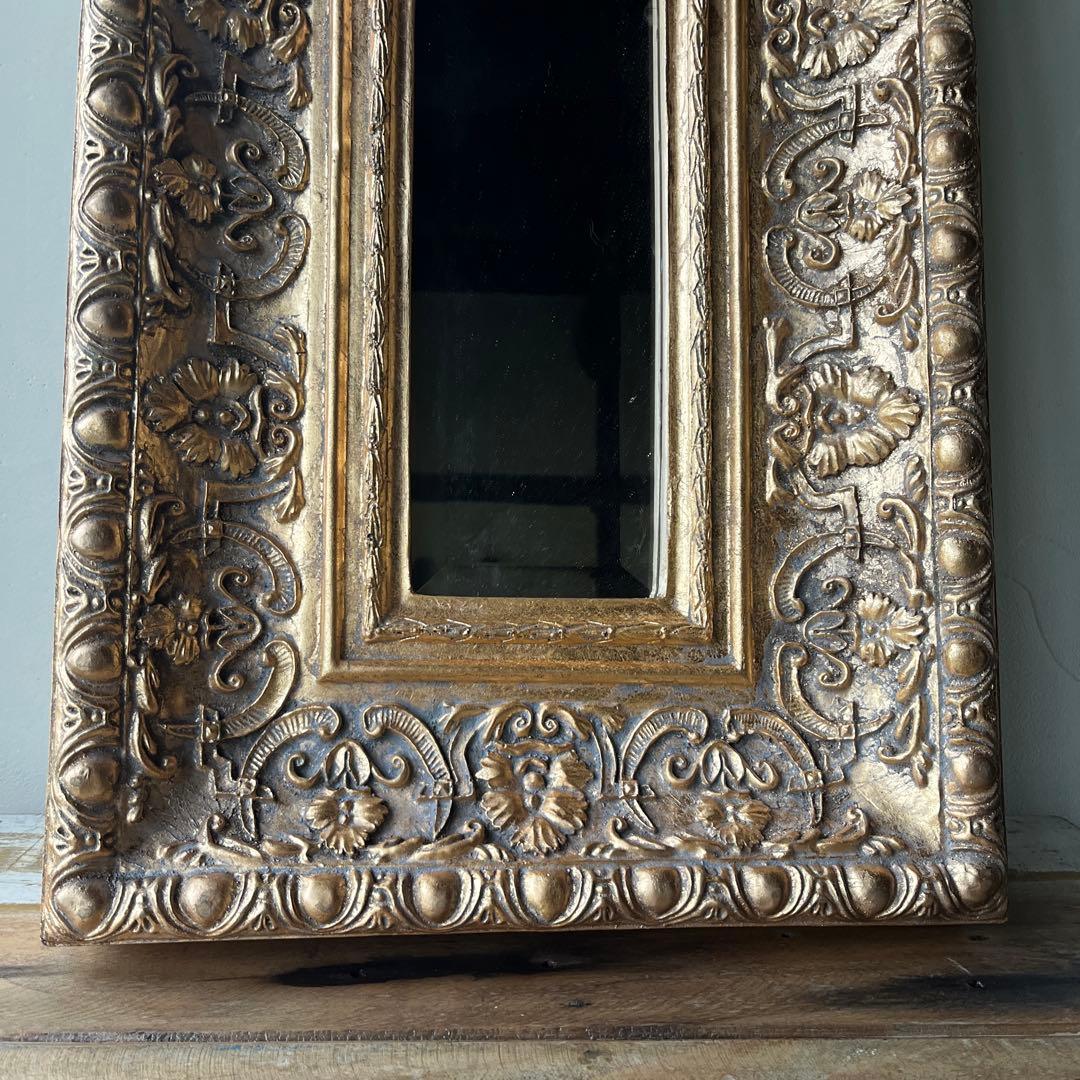 装飾的な金色の壁掛け鏡　アンティーク　ウォール　ミラー　金色