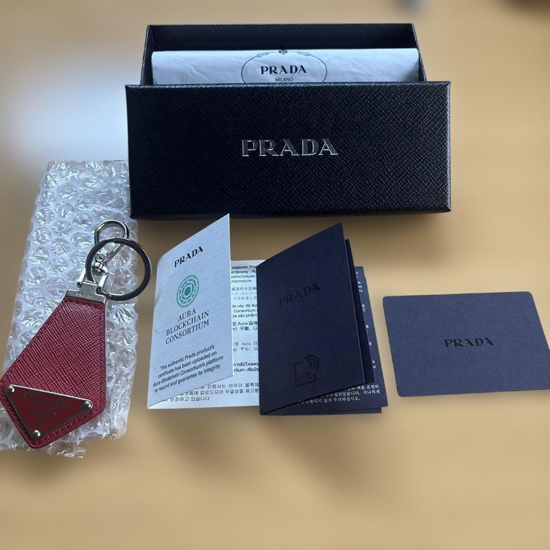 PRADA トライアングルキーリングサファイアーノレッド