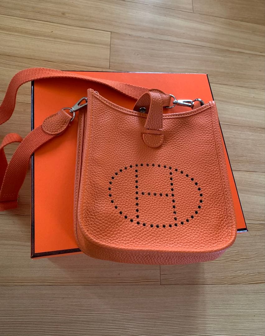 新品未使用 Hパンチング Hロゴ オレンジ ショルダーバッグ 高級革 結婚式