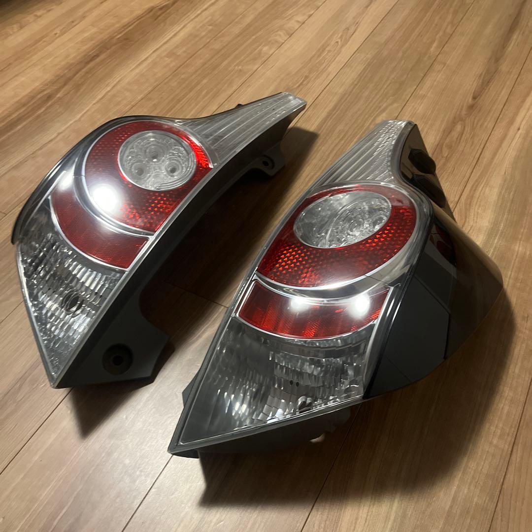 アクア　10 テールランプ (黒サイドカバー付)