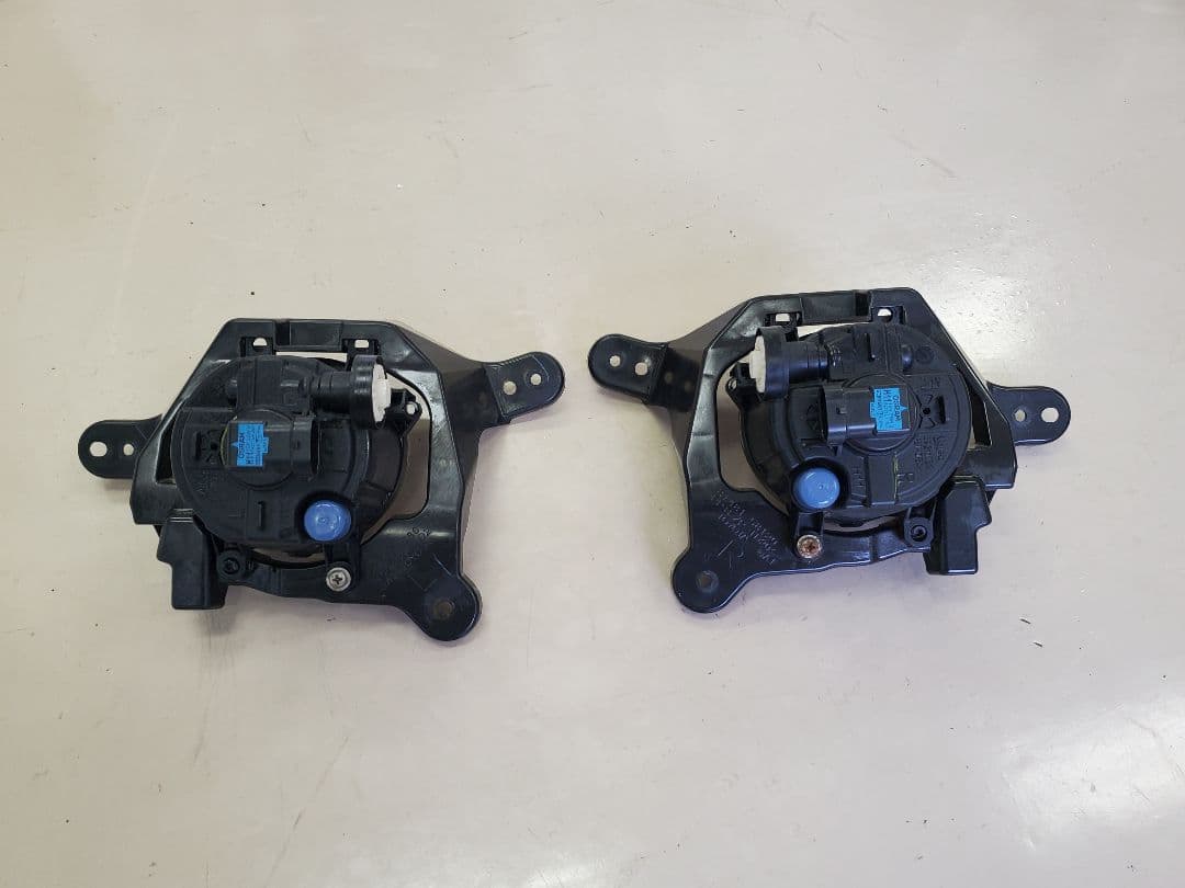 お値下げしましたトヨタアルファード20系 ステー付き純正フォグランプユニット左右