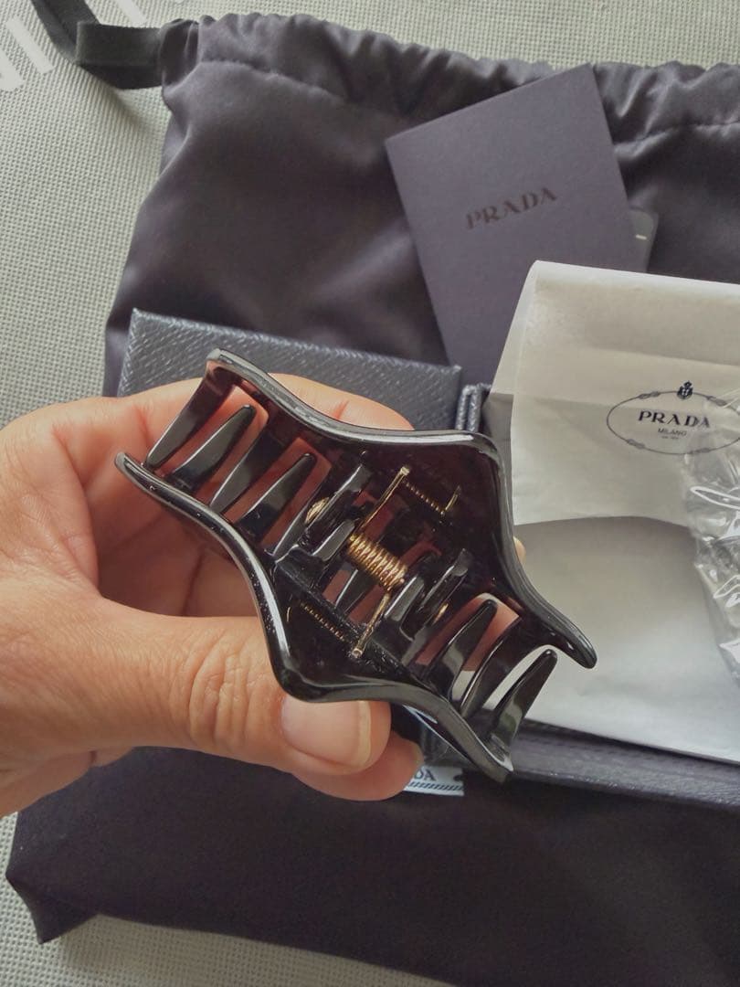 【新品同様美品❣️】2025/9月購入❣️PRADA ヘアクリップ