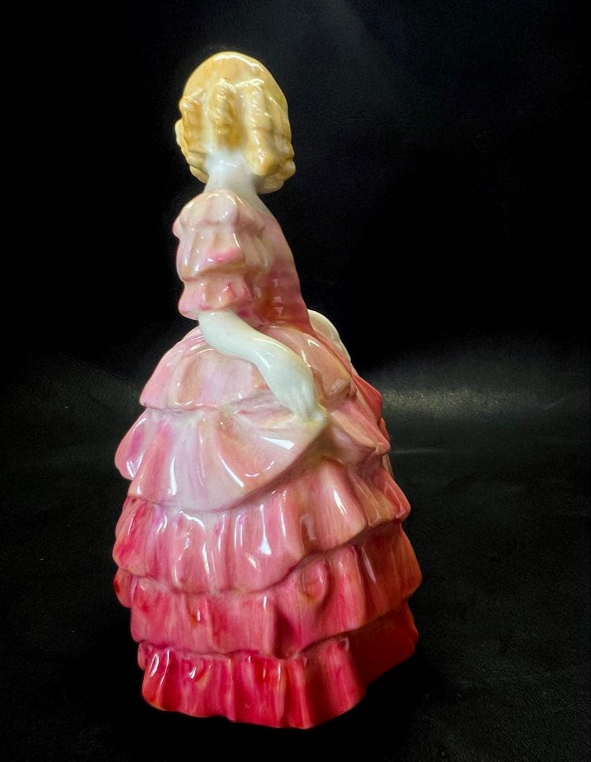 ピンク系陶器製少女像