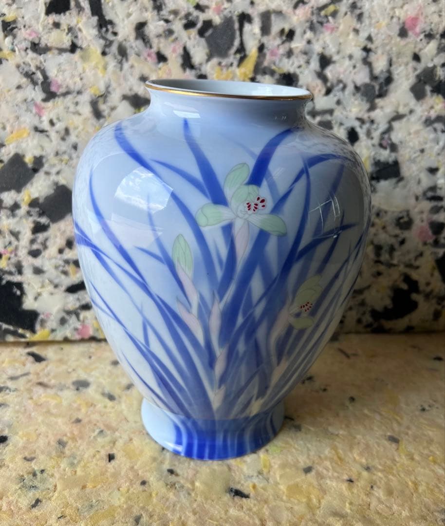 青と白の花模様の陶器花瓶