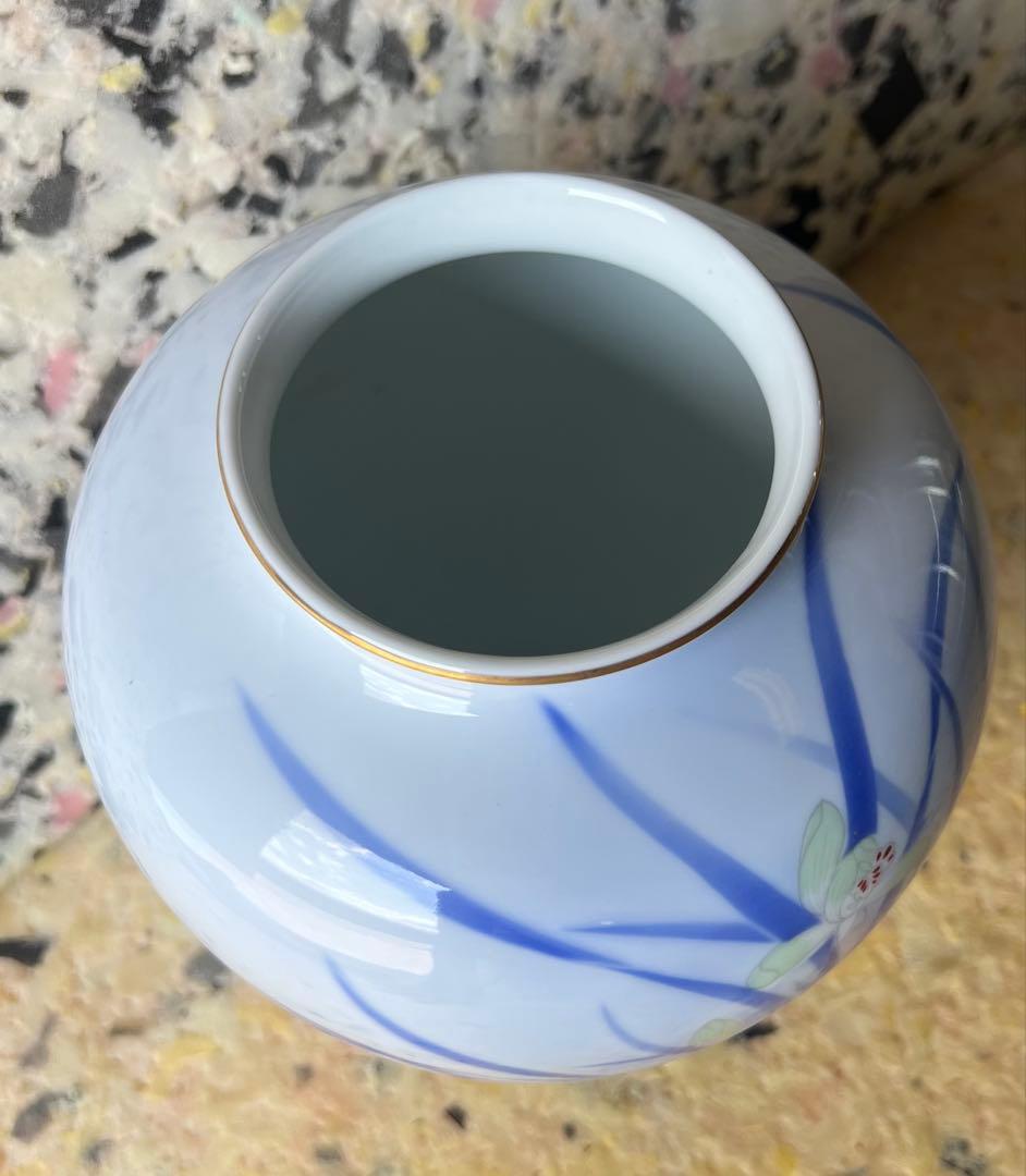 青と白の花模様の陶器花瓶