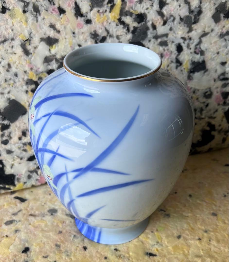 青と白の花模様の陶器花瓶