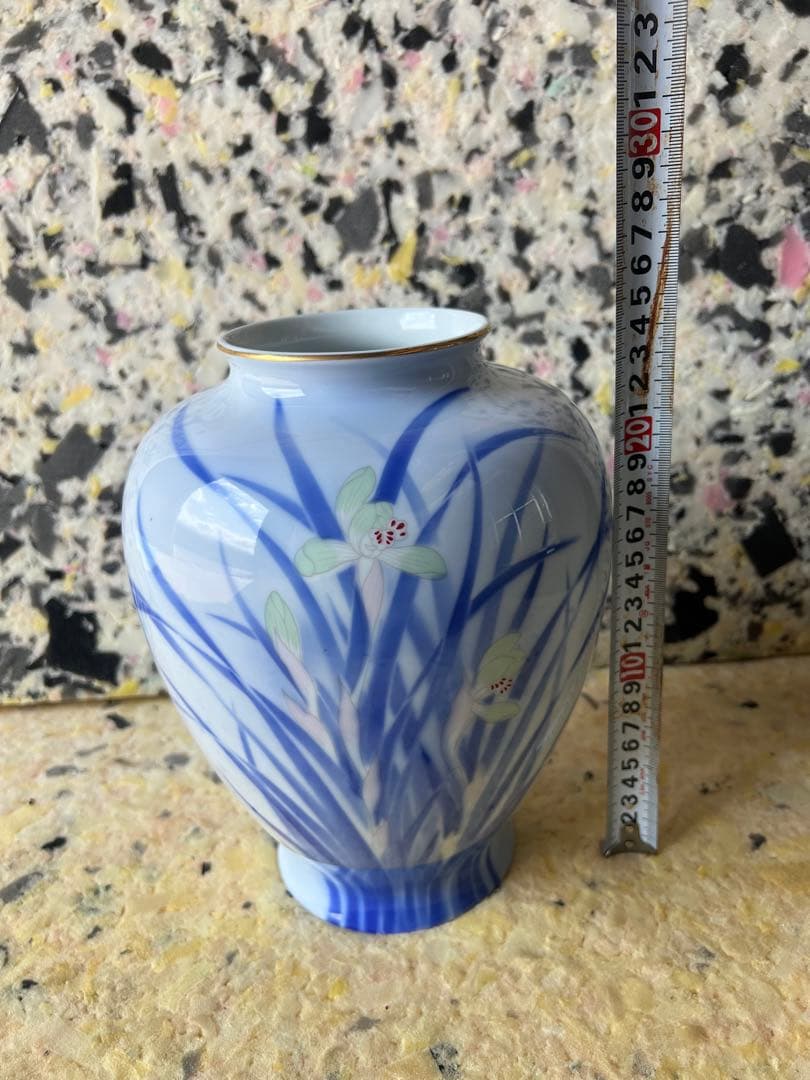 青と白の花模様の陶器花瓶