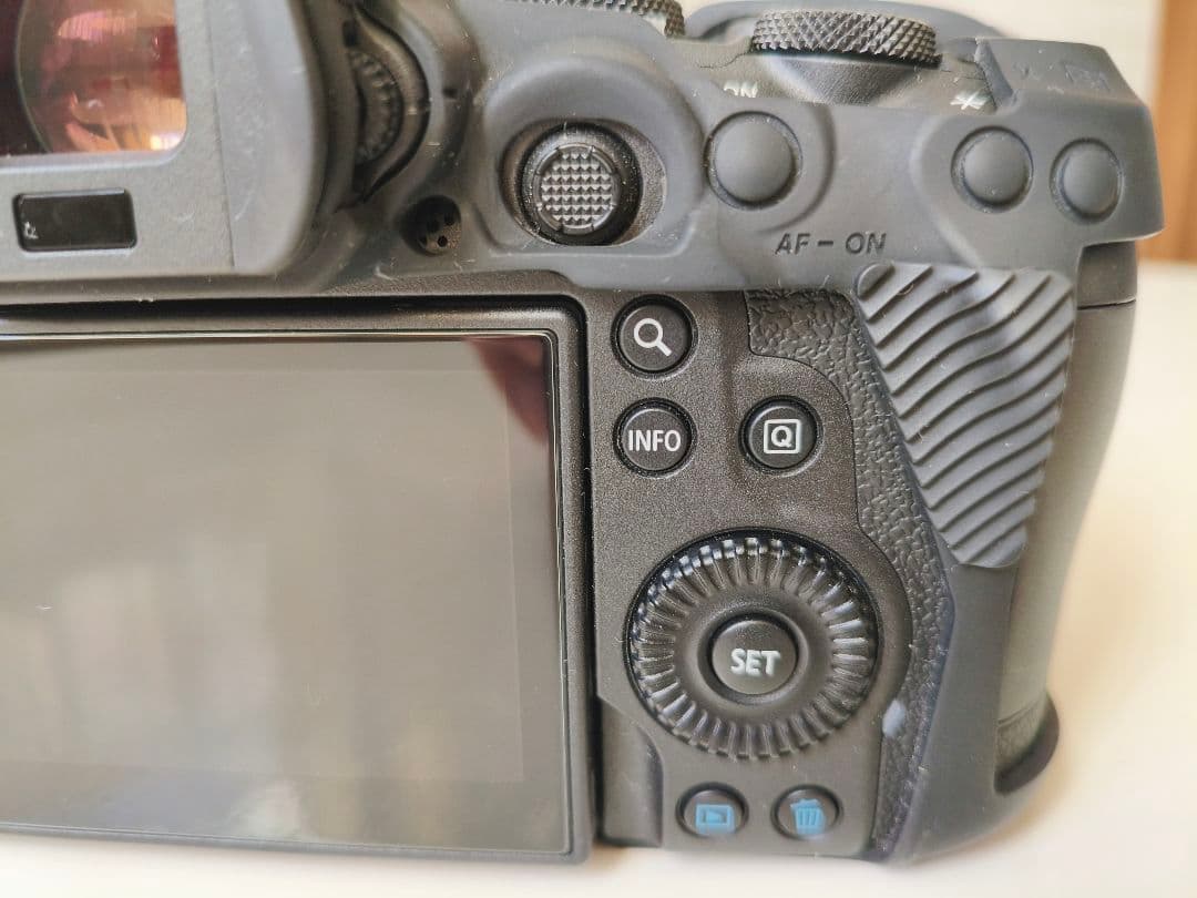 【極美品】キヤノン EOS R6ボディ カバー付 11,000シャッター以下