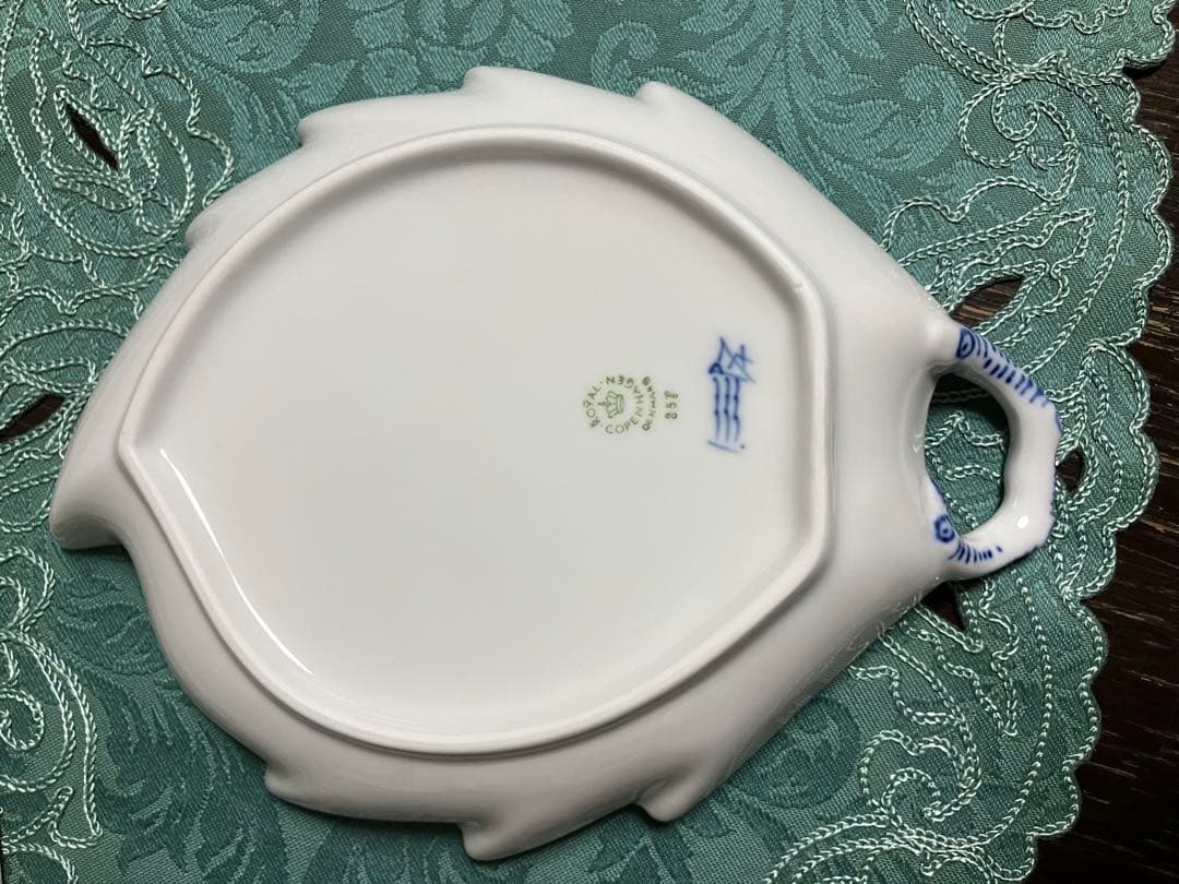 ロイヤルコペンハーゲン ブルーフルーテッドハーフ　リーフ型ディッシュ