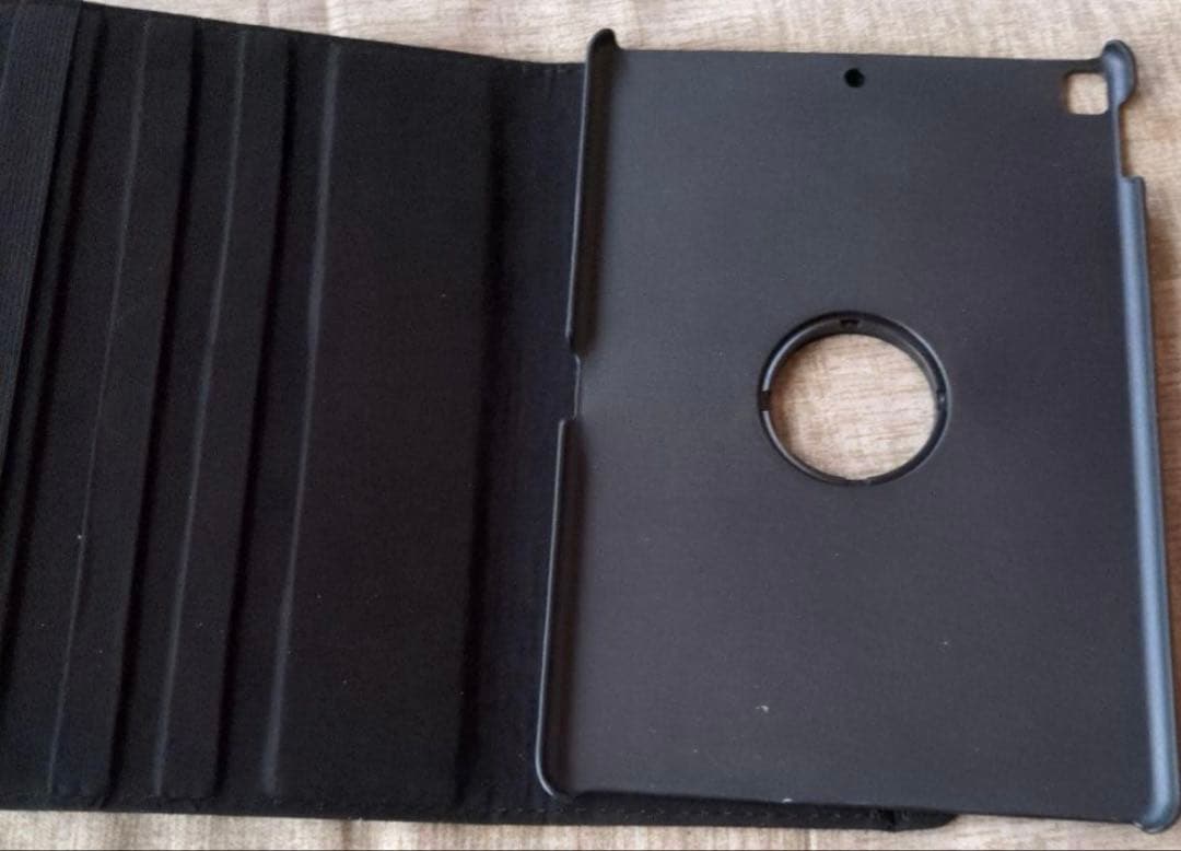 iPad（第7世代）　32GB シルバー、本体とカバーケース