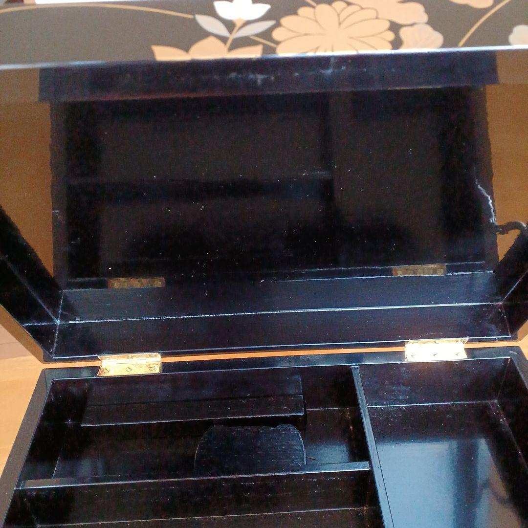 輪島塗の、小物入れ。