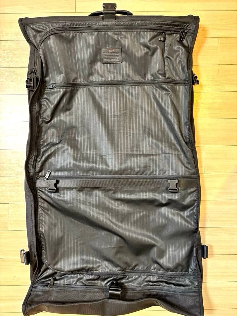 TUMIガーメントバッグ