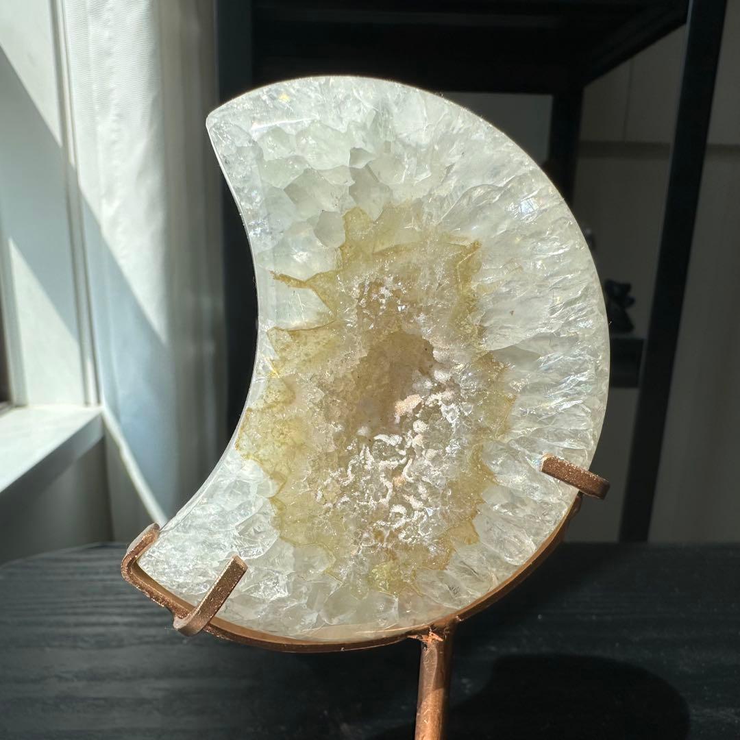 天然石砂糖感じ瑪瑙の月　置物　台座付きNO.040501