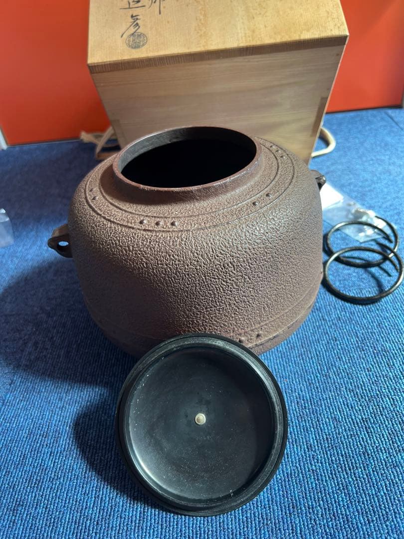 1071  茶道具 銀摘み 釜 【釜師 道彦】釜環付 共箱　未使用