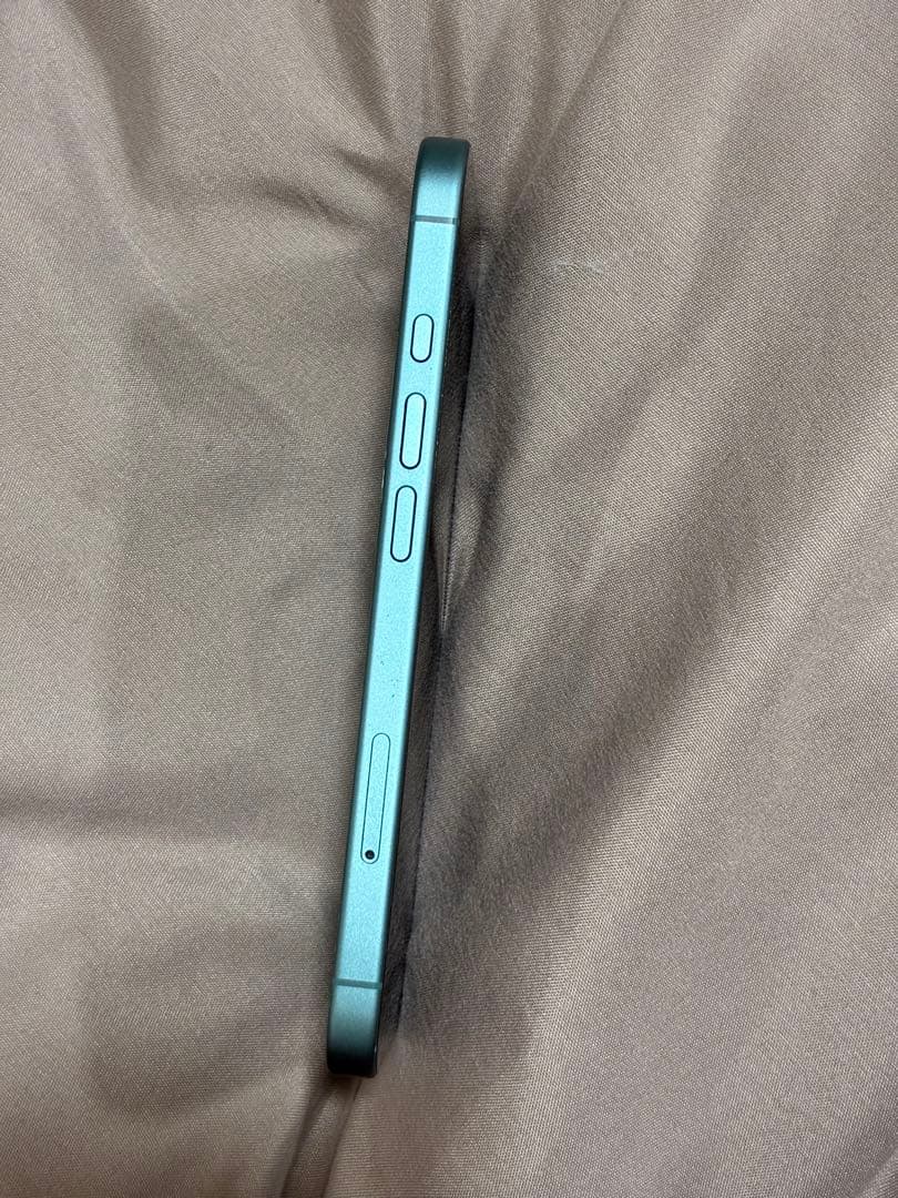 iPhone16 背面割れ　動作不良なし　ジャンク品扱い