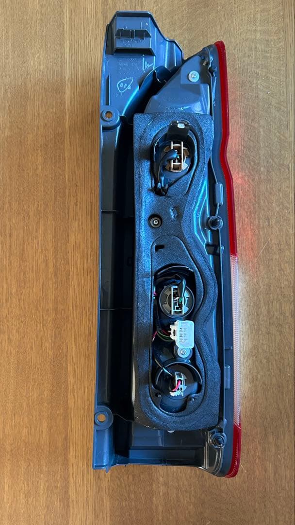 純正トヨタハイエース200系 純正テールランプ左右セット