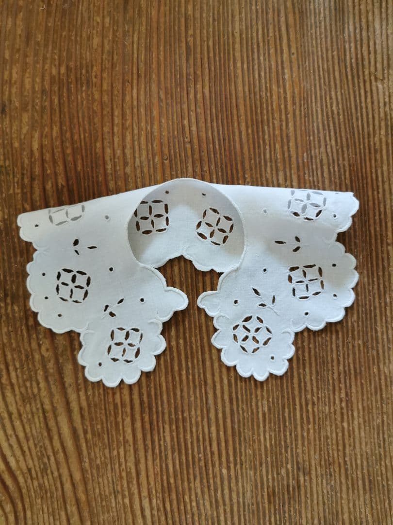 アンティーク オープンカットワーク花刺繍 アイレット スカラップスタイ 付け襟