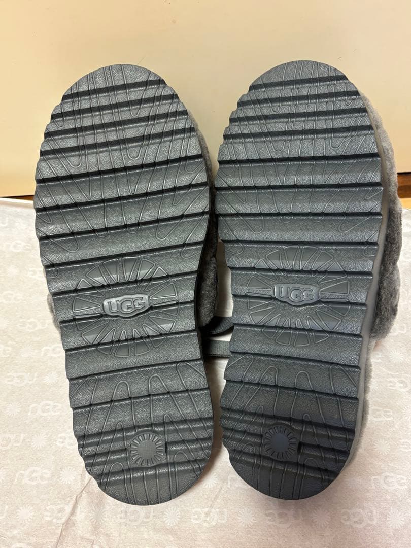 UGG 新品ファーサンダル　グレー