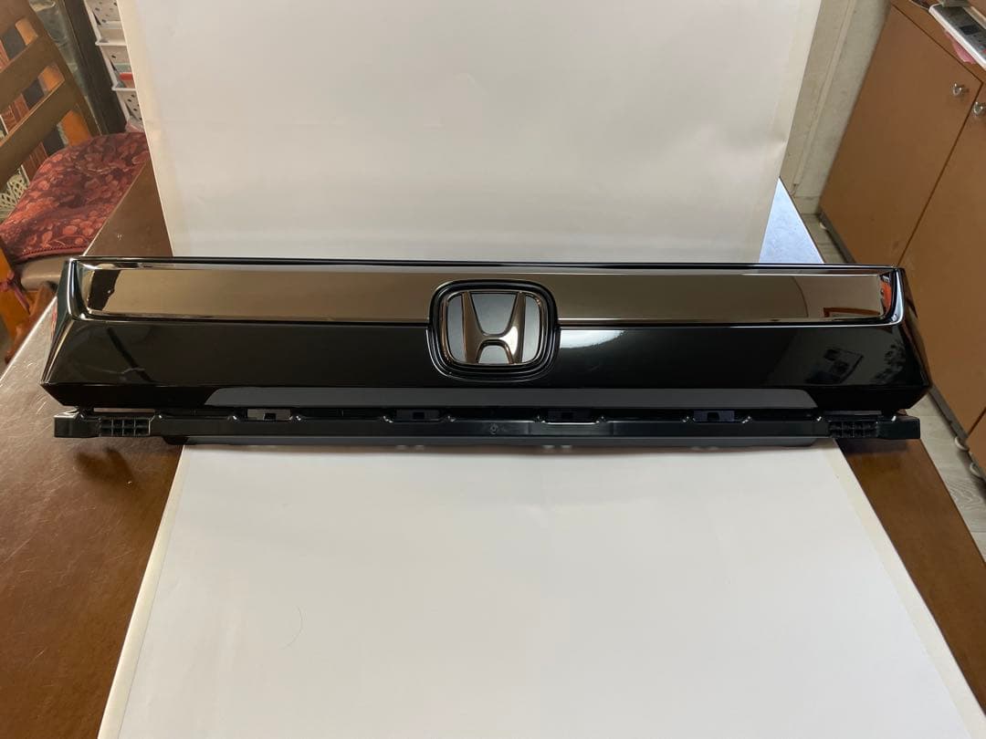 プレル　新型フリードのフロントグリル、ブラックエンブレムの一括販売