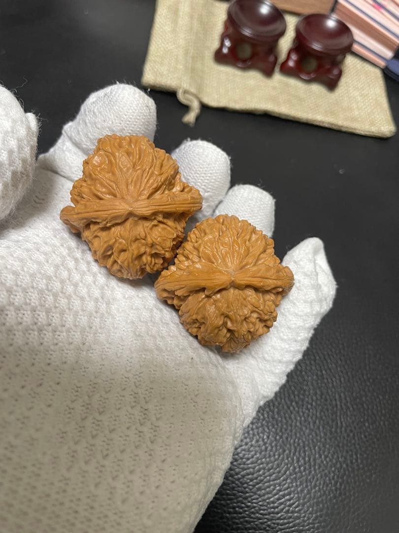 ご依頼No.338 遊ぶクルミ文玩核桃精配三角白狮子头核桃 文玩袋 セット