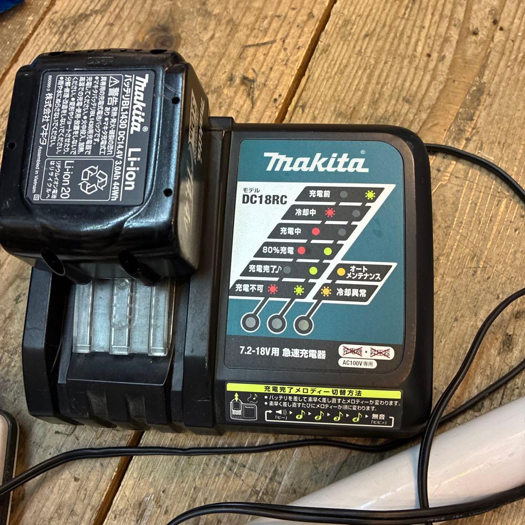 マキタ　makita 充電式クリーナー　CL142FD バッテリー付き