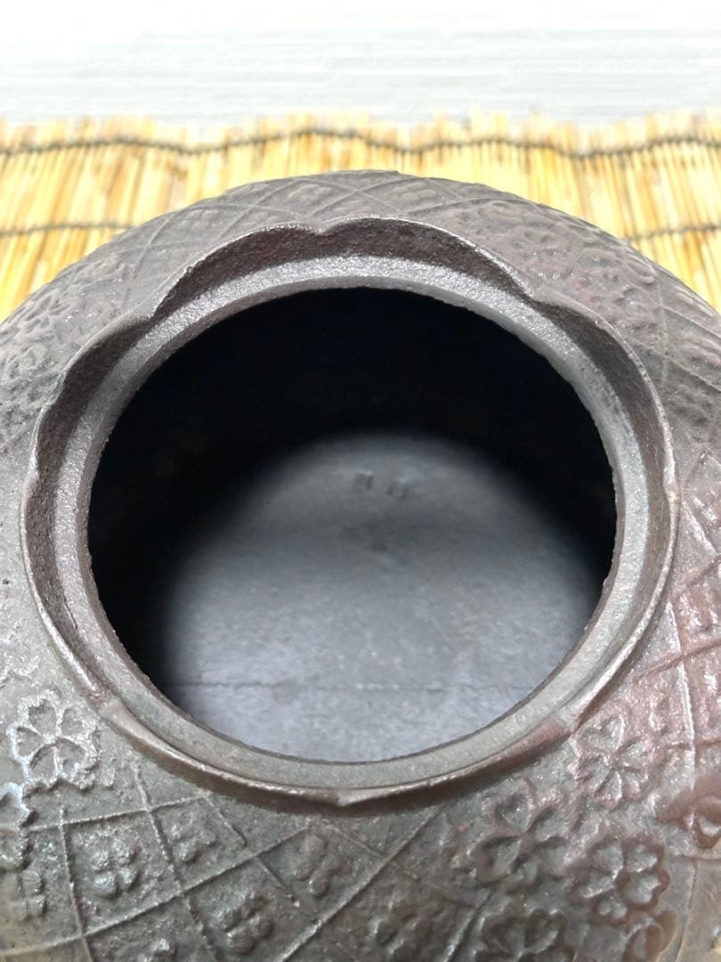 未使用品、栞付　岩手県奥州 佐秋鋳造所 佐藤守巨造 真作保証　南部鉄瓶 南部鉄器