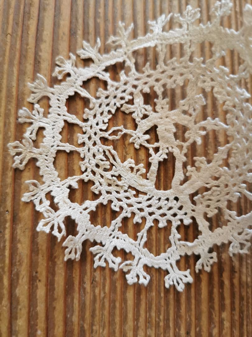 アンティーク ベルギー購入 可愛い人物像の小さなリネンドイリー フリルコースター