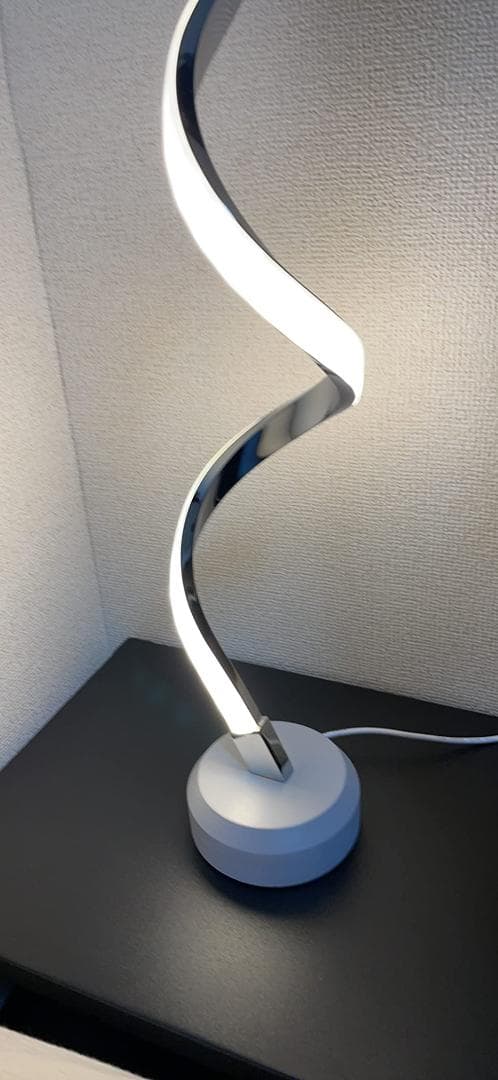 優雅な曲線美　目に優しいLEDテーブルランプ7段階調光