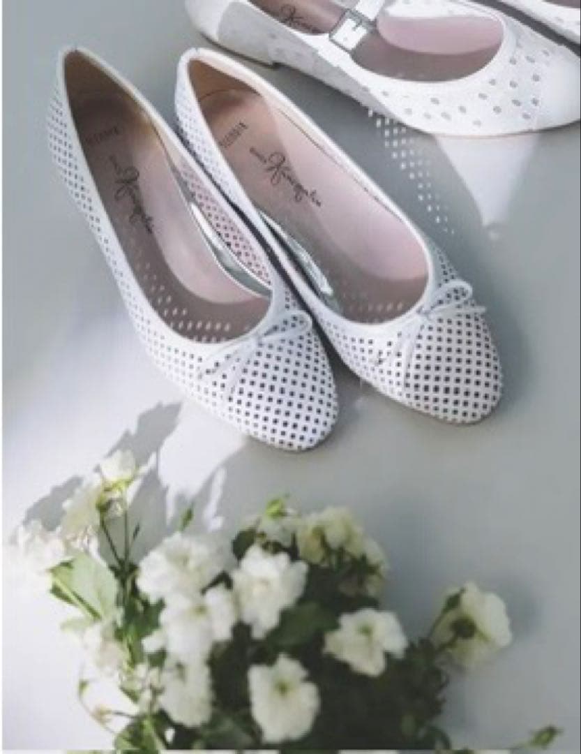 銀座かねまつ パンチングレザーパンプス23cm ホワイト スレンダー 美品