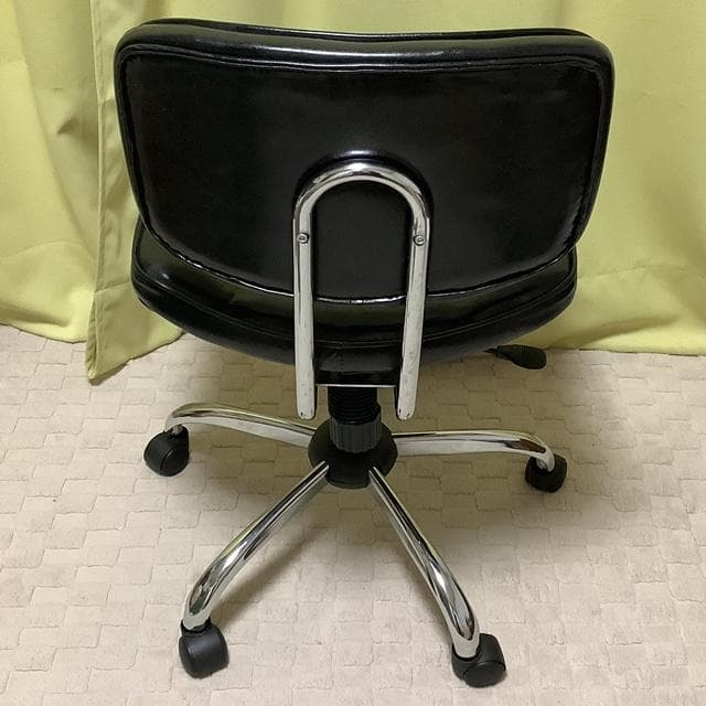 ボタン付きデザイン　インテリア　オフィス　デスクチェア 　黒　昇降